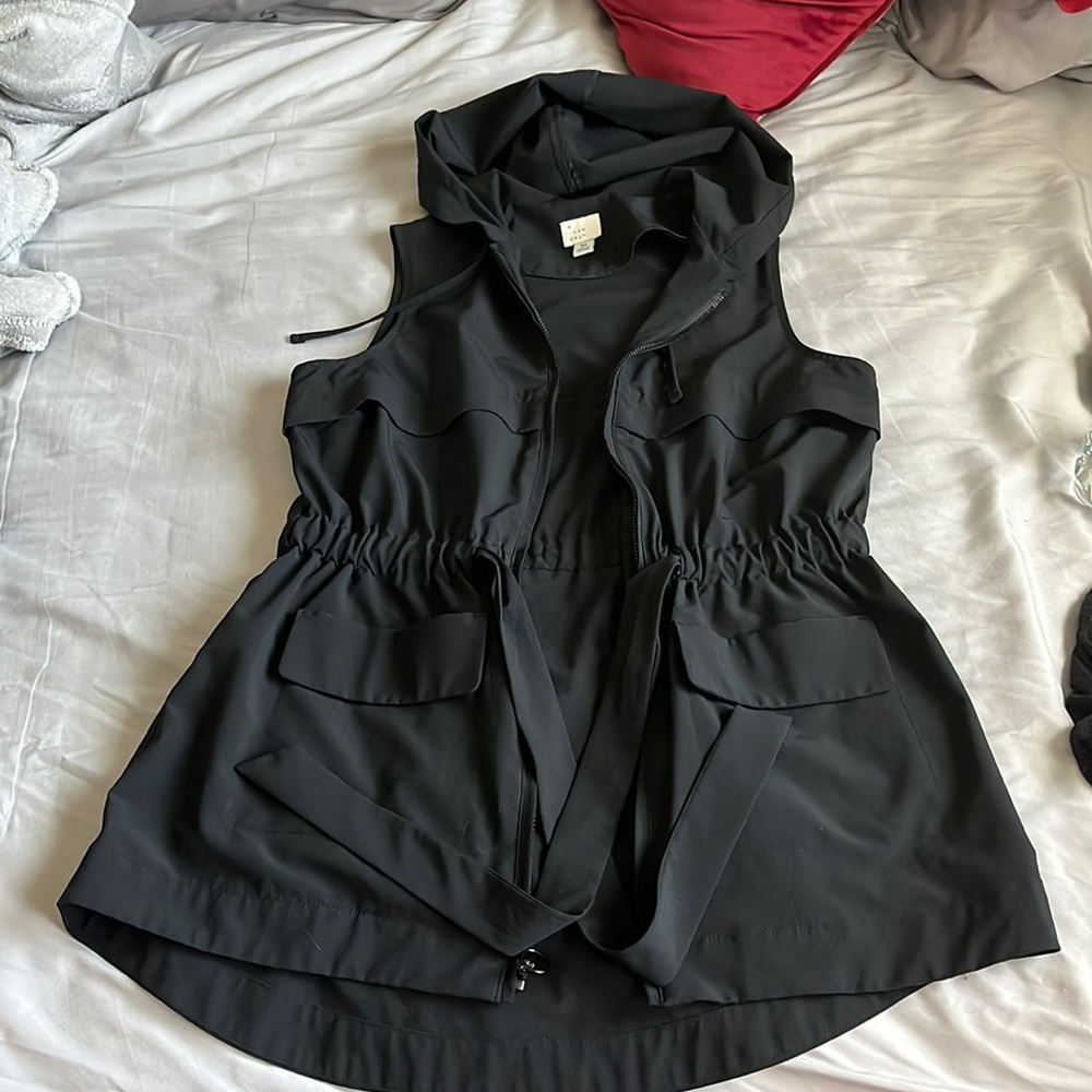 Light weight black hooded vest ❣️